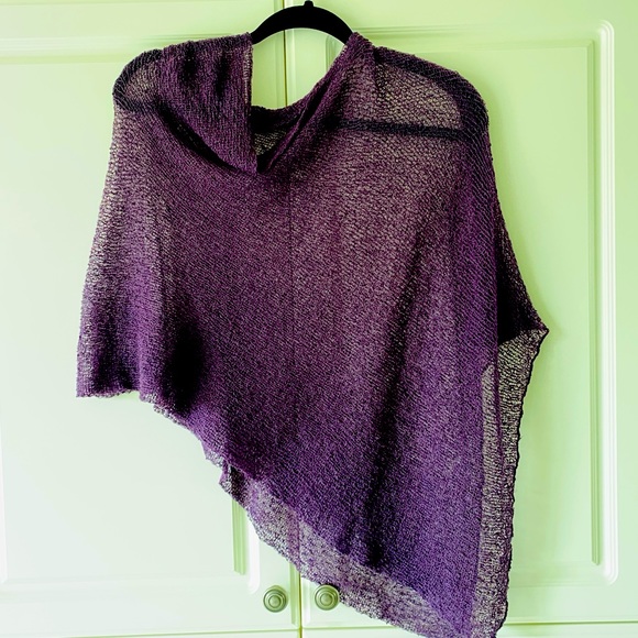 FRANKLY SCARLETT
Fashionable asymmetrical shawl /poncho very light weight yarn - Picture 3 of 4